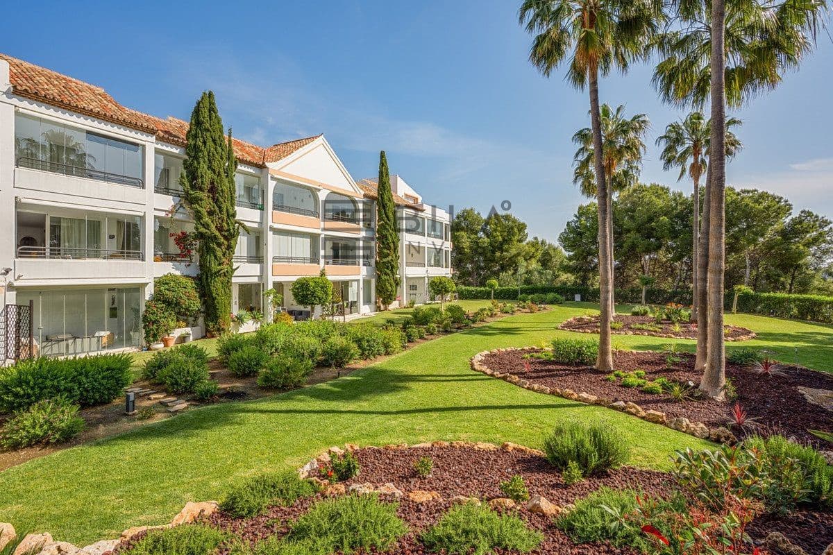 2 bedroom Flat for sale in Miraflores with pool garage - € 370,000 (Ref: 9868057)