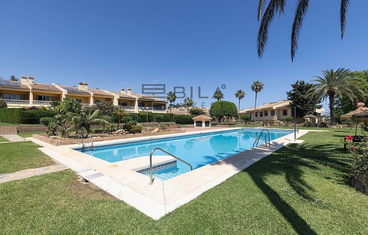 2 sypialnia Dom na sprzedaż w Torrequebrada z basenem garażem - 435 000 € (Ref: 9872463)