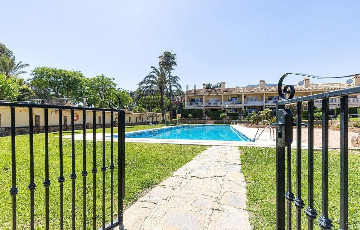 2 sypialnia Dom na sprzedaż w Torrequebrada z basenem garażem - 435 000 € (Ref: 9872463)