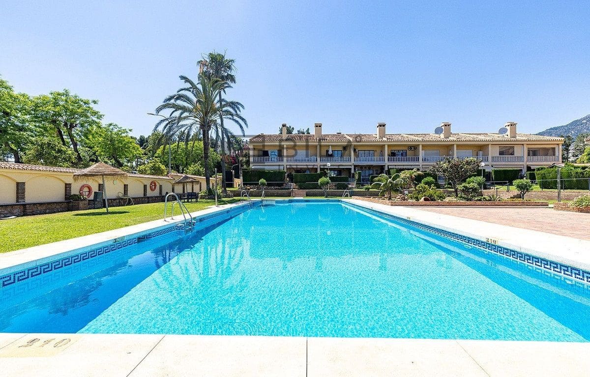 2 sypialnia Dom na sprzedaż w Torrequebrada z basenem garażem - 435 000 € (Ref: 9872463)