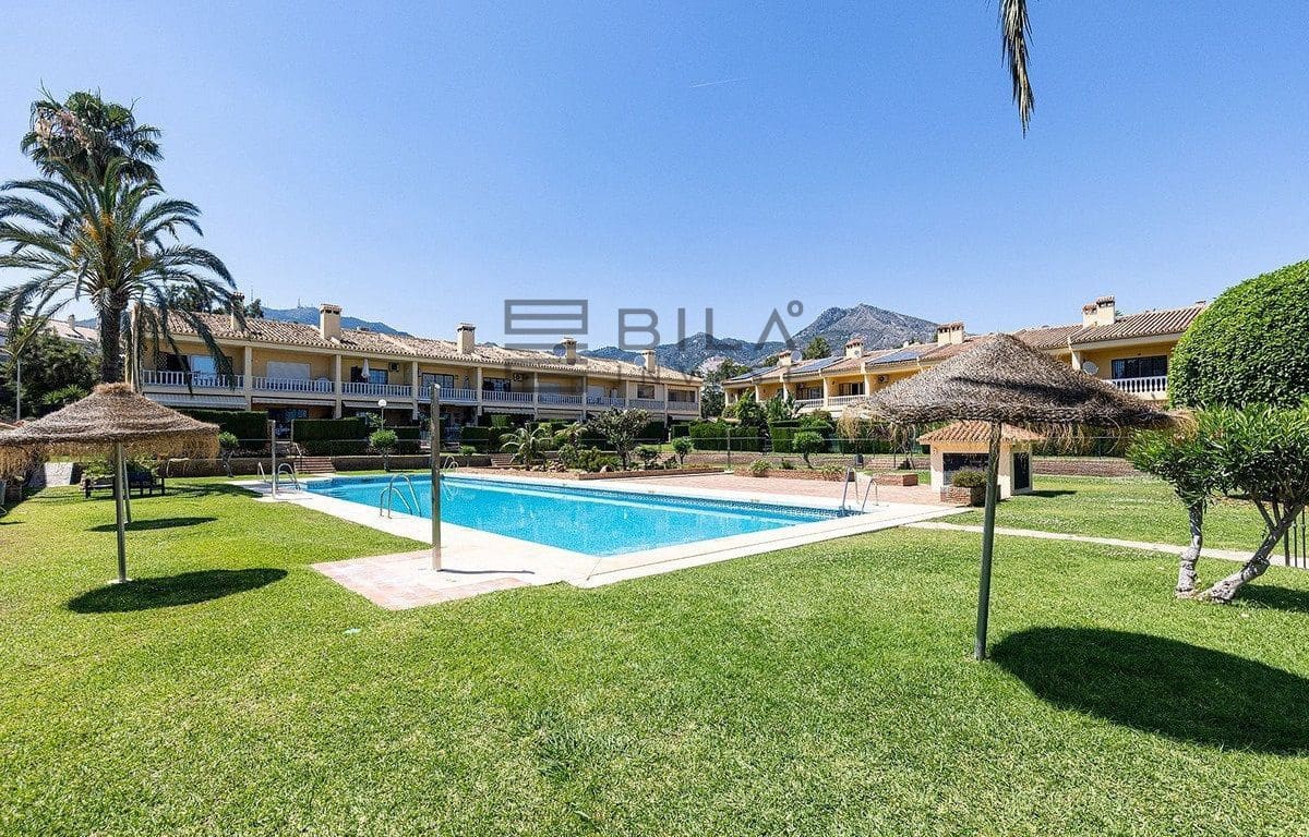 2 sypialnia Dom na sprzedaż w Torrequebrada z basenem garażem - 435 000 € (Ref: 9872463)