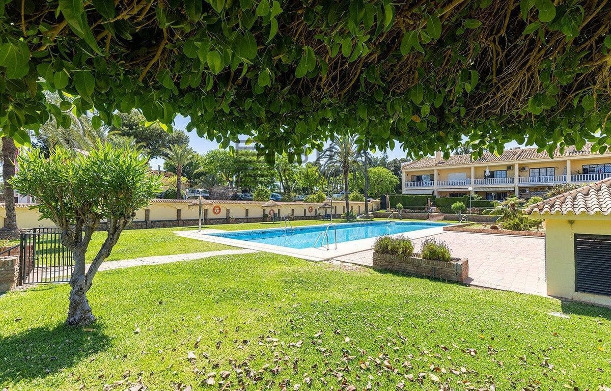 2 sypialnia Dom na sprzedaż w Torrequebrada z basenem garażem - 435 000 € (Ref: 9872463)