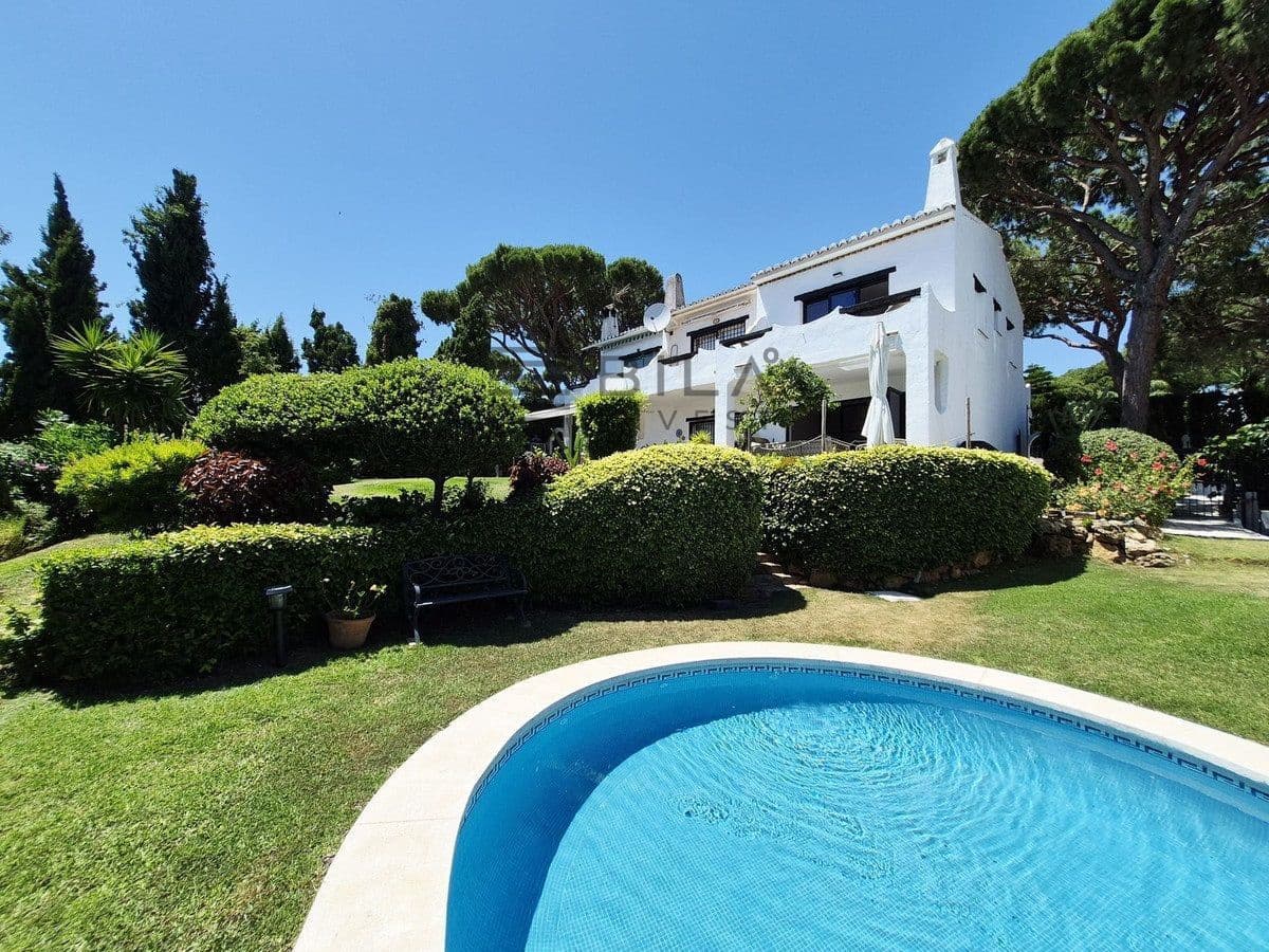 Casa de 2 habitaciones en Calahonda en venta con piscina - 450.000 € (Ref: 9880518)