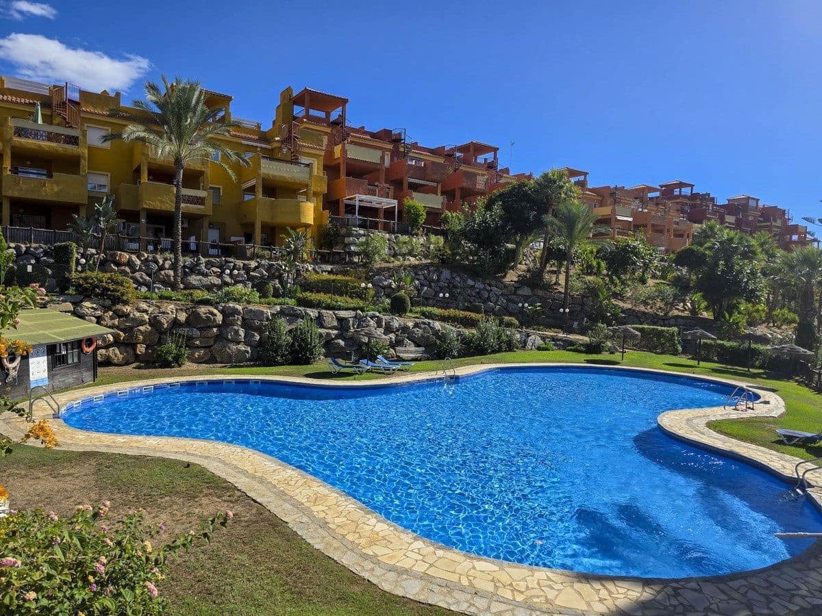 2 soveværelse Lejlighed til salg i La Reserva med swimmingpool garage - € 359.000 (Ref: 9895201)