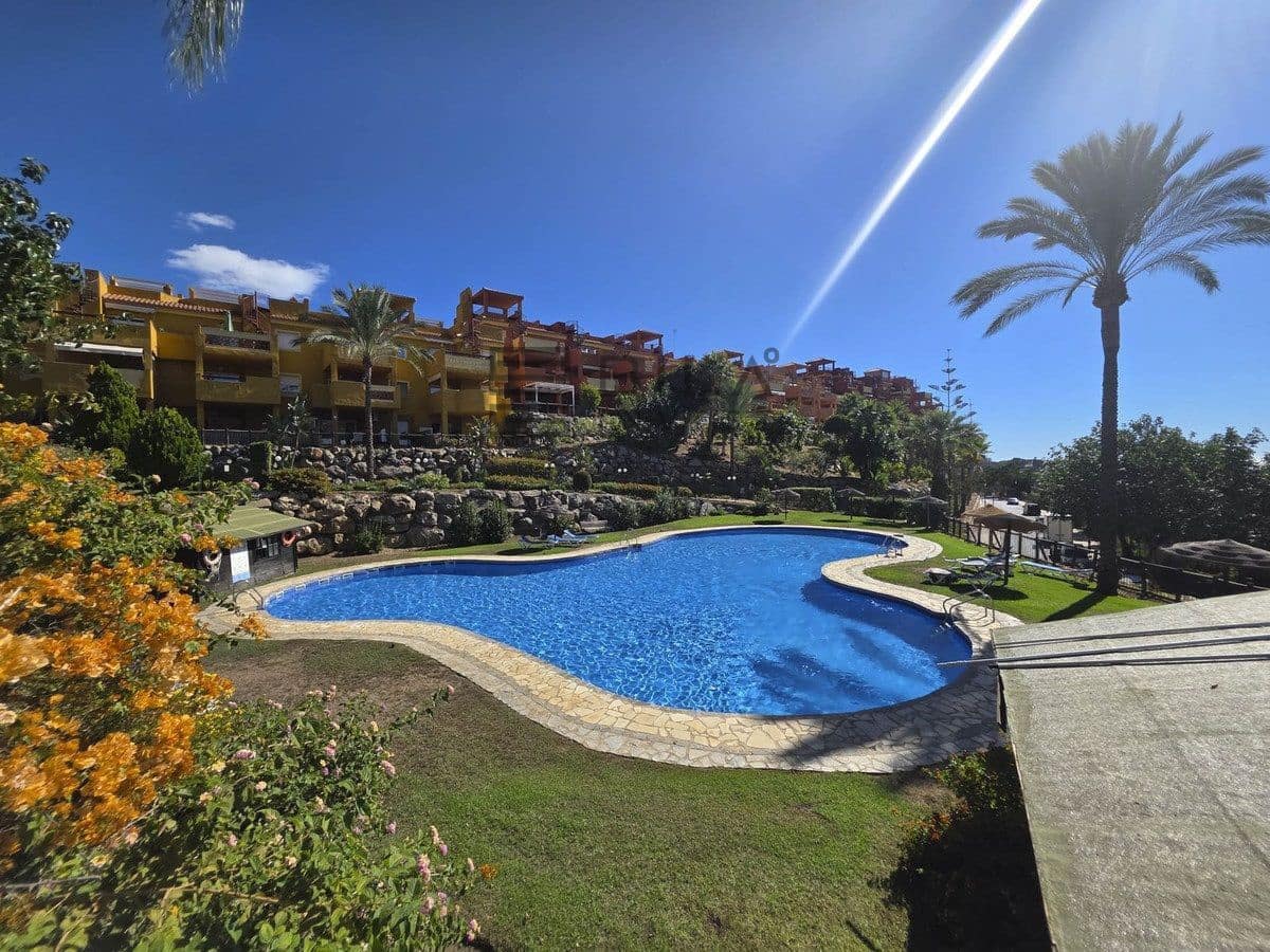 2 soveværelse Lejlighed til salg i La Reserva med swimmingpool garage - € 359.000 (Ref: 9895201)