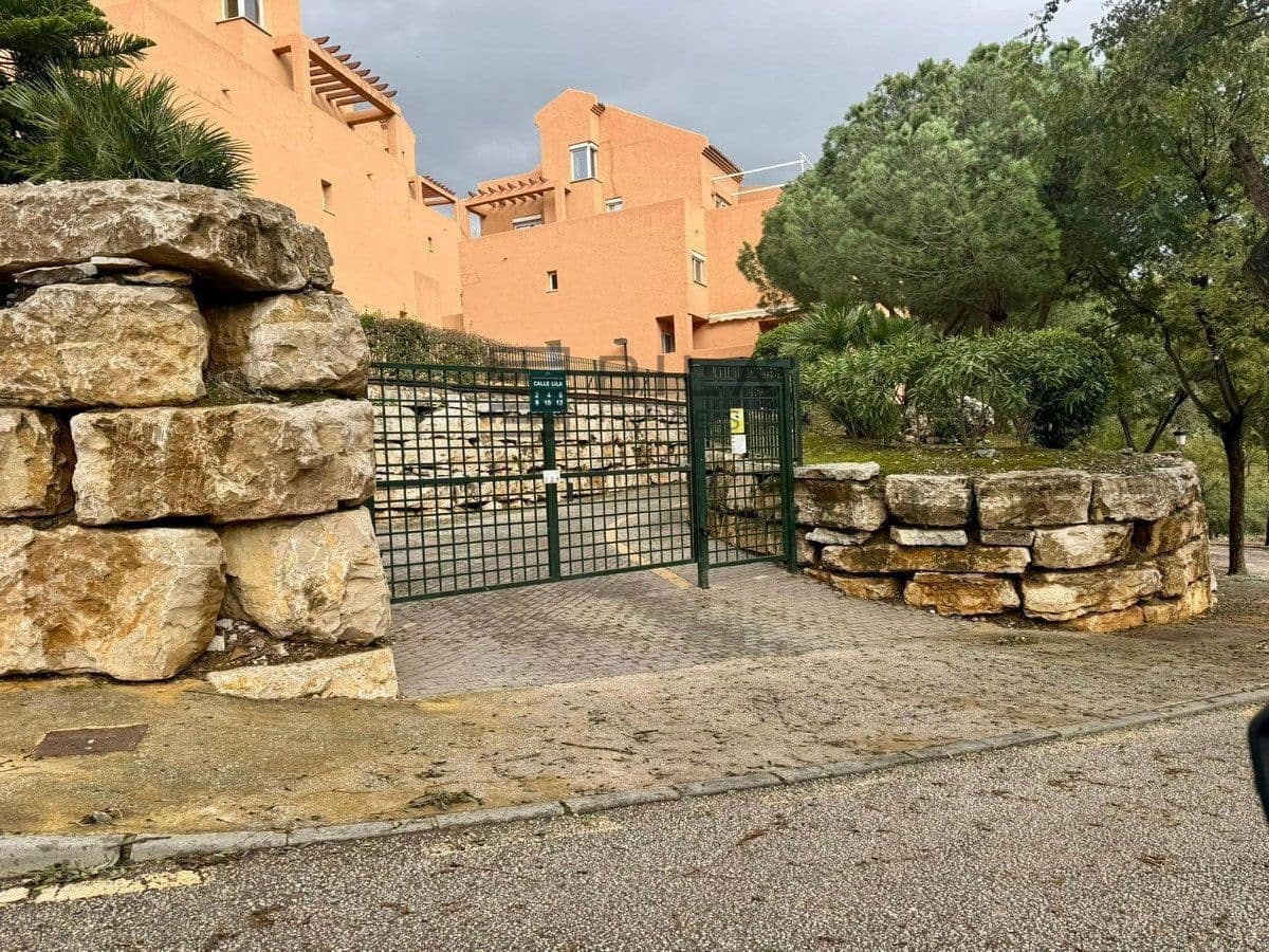 Piso de 2 habitaciones en Elviria en venta con piscina garaje - 440.000 € (Ref: 9895210)