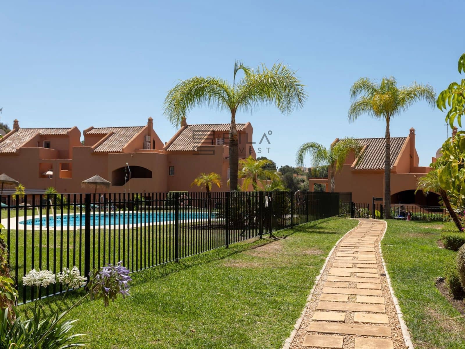 Piso de 2 habitaciones en Elviria en venta con piscina garaje - 440.000 € (Ref: 9895210)