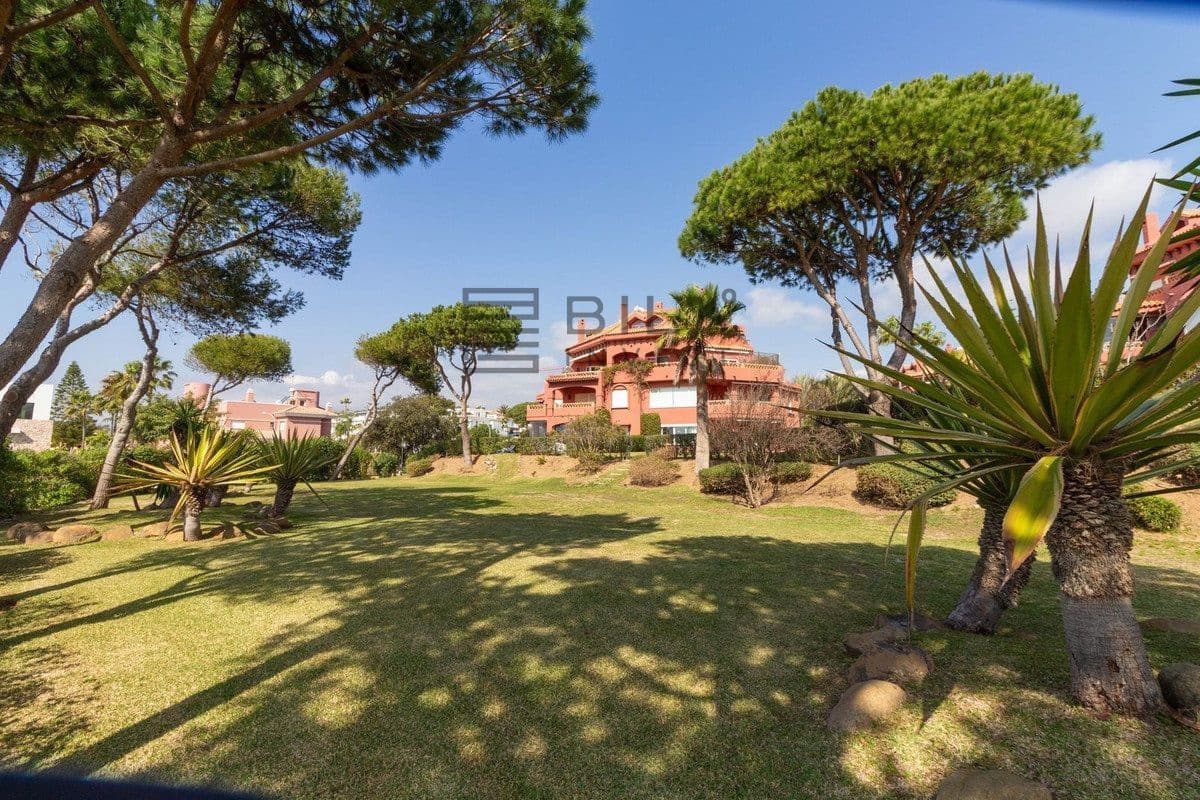 3 slaapkamer Flat te koop in Elviria met zwembad garage - € 675.000 (Ref: 9895301)
