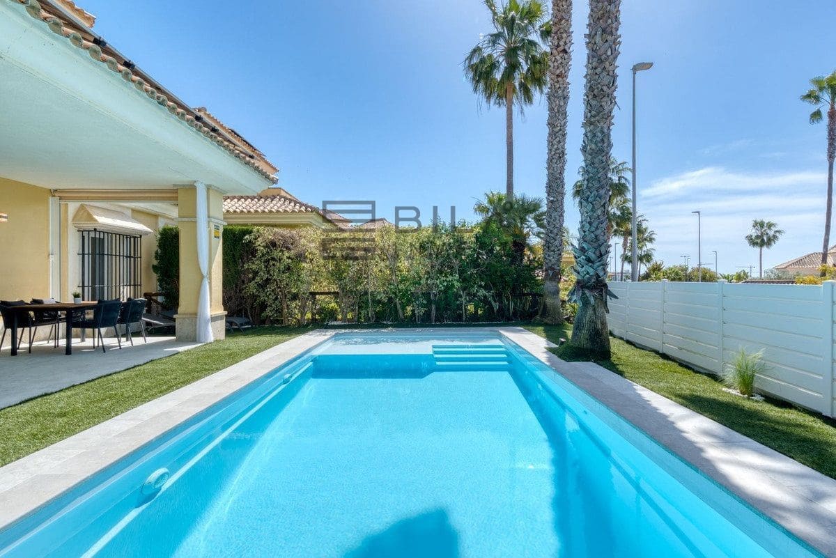 Chalet de 4 habitaciones en Marbella en venta con piscina - 1.495.000 € (Ref: 9895650)