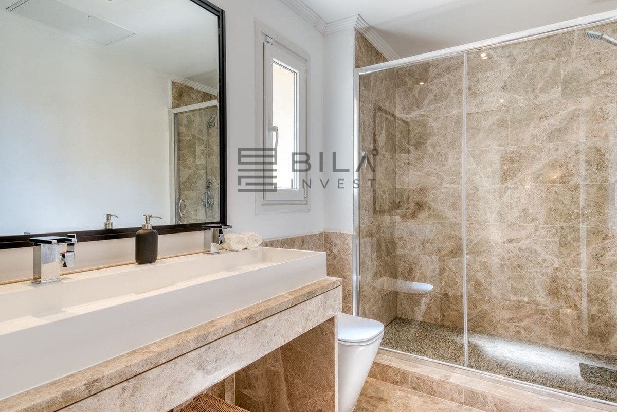 Chalet de 4 habitaciones en Marbella en venta con piscina - 1.495.000 € (Ref: 9895650)