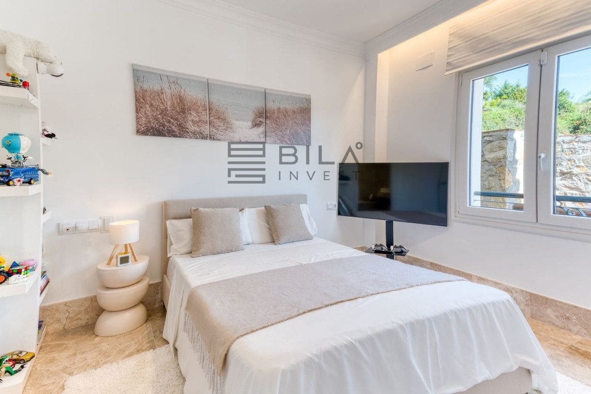 Chalet de 4 habitaciones en Marbella en venta con piscina - 1.495.000 € (Ref: 9895650)