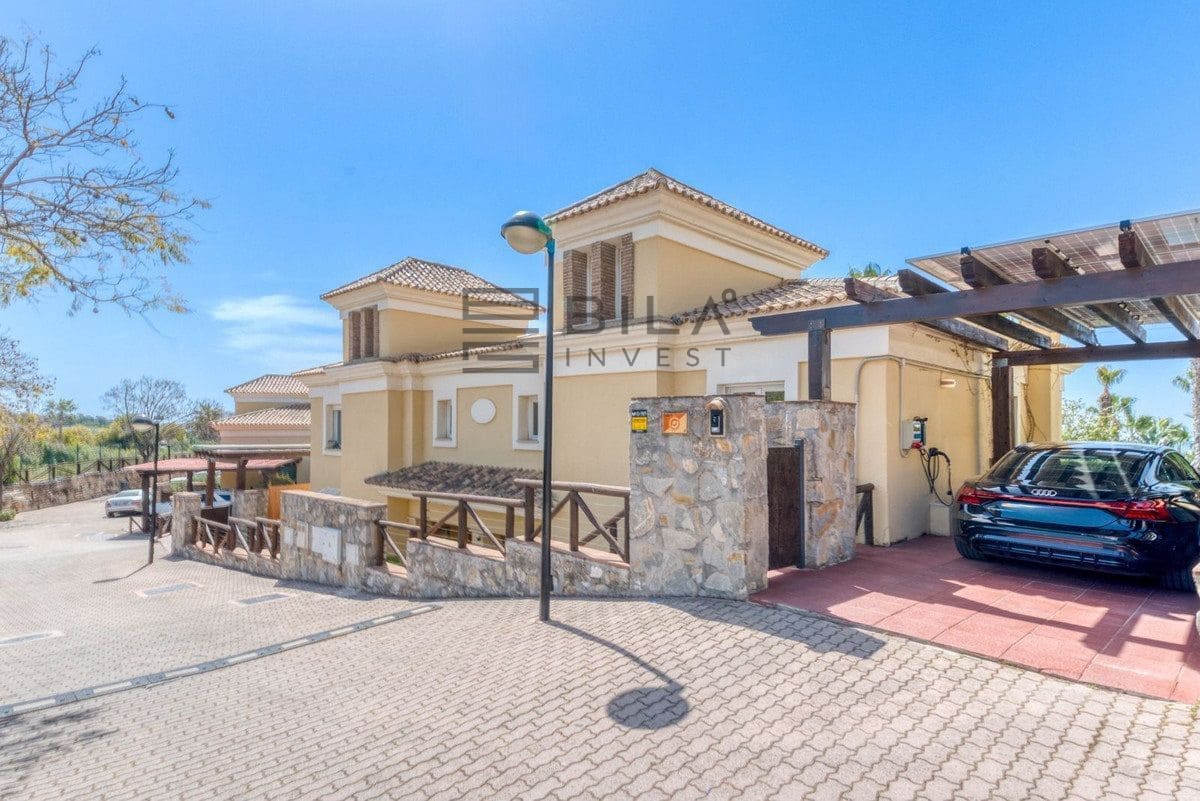 Chalet de 4 habitaciones en Marbella en venta con piscina - 1.495.000 € (Ref: 9895650)