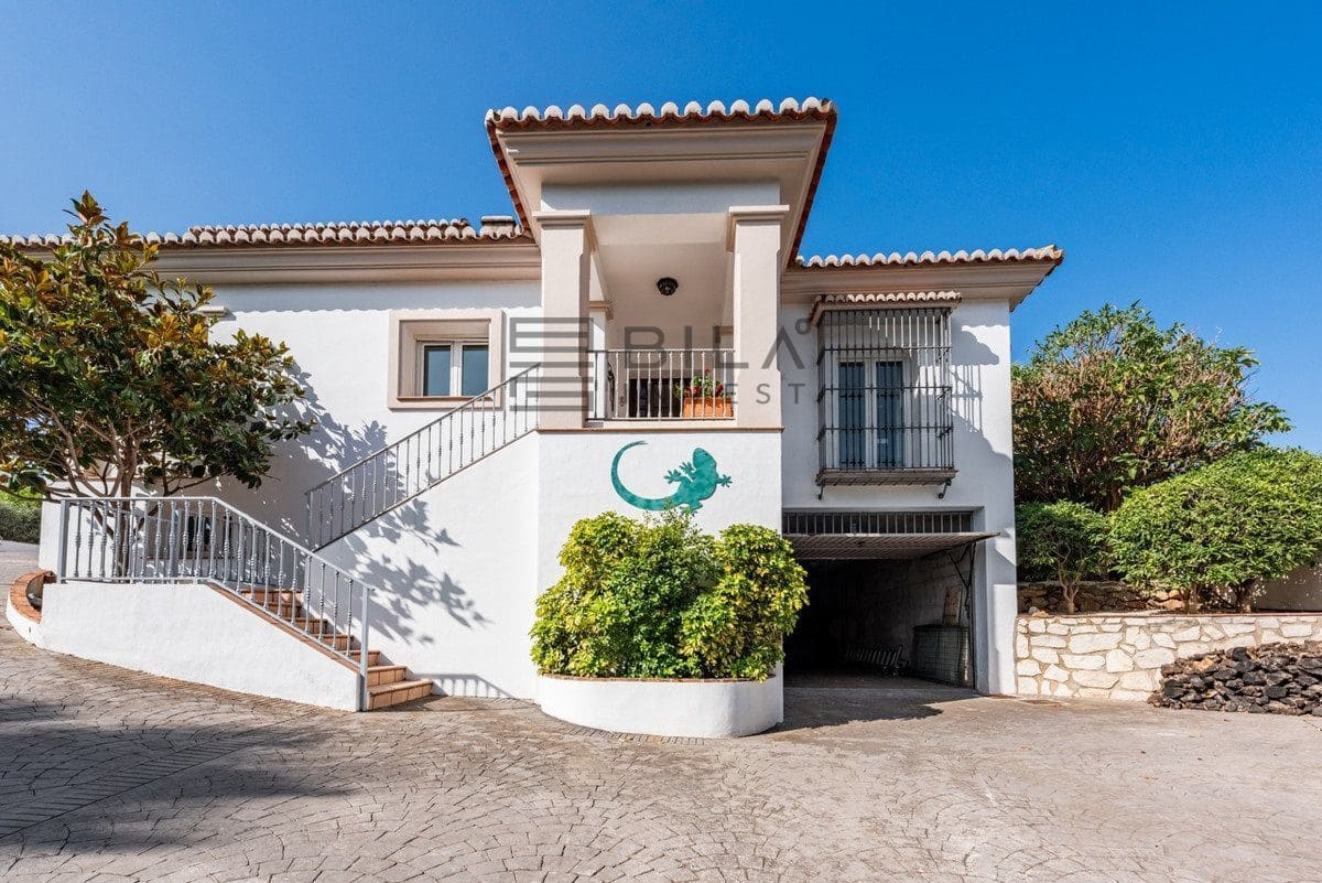 6 bedroom Villa for sale in La Sierrezuela with pool garage - € 1,495,000 (Ref: 9897471)