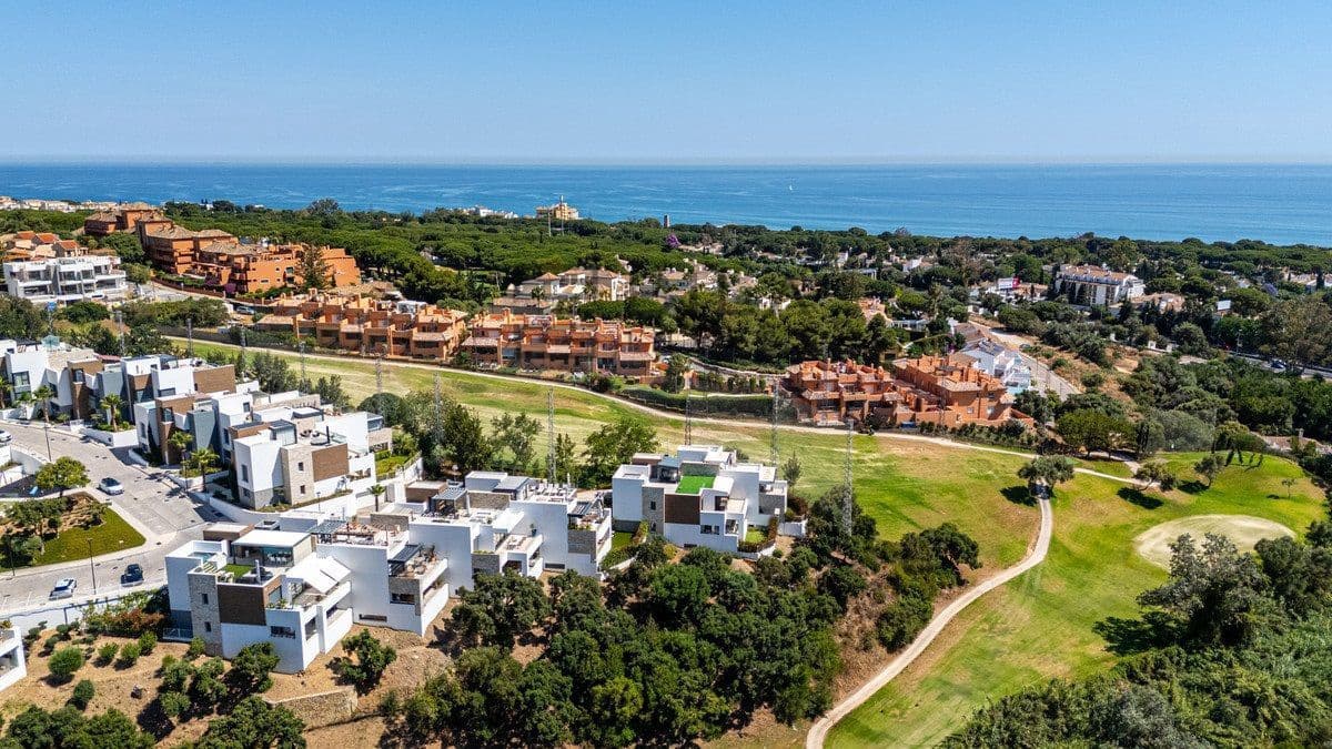 3 bedroom Flat for sale in Artola with pool garage - € 925,000 (Ref: 9897472)