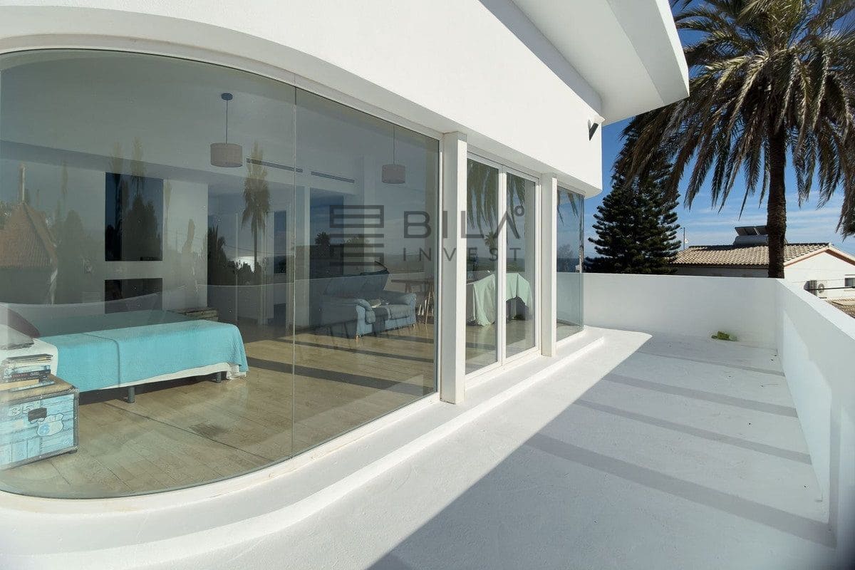 3 sovrum Villa till salu i El Faro med pool garage - 995 000 € (Ref: 9902043)