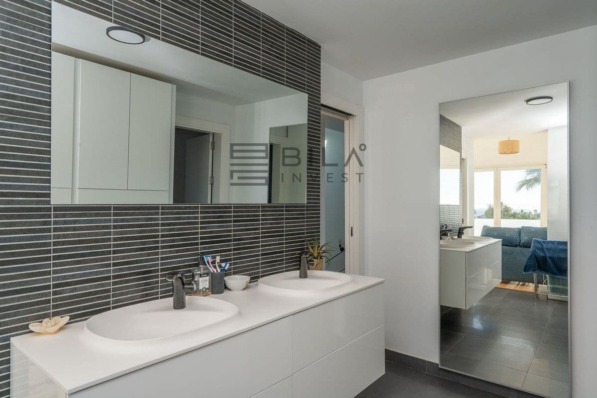 3 sovrum Villa till salu i El Faro med pool garage - 995 000 € (Ref: 9902043)
