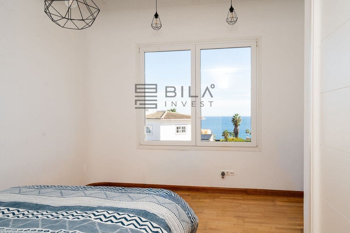 3 sovrum Villa till salu i El Faro med pool garage - 995 000 € (Ref: 9902043)
