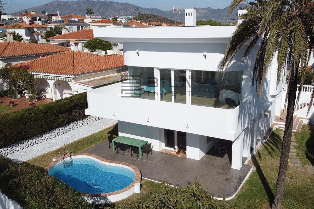 3 sovrum Villa till salu i El Faro med pool garage - 995 000 € (Ref: 9902043)