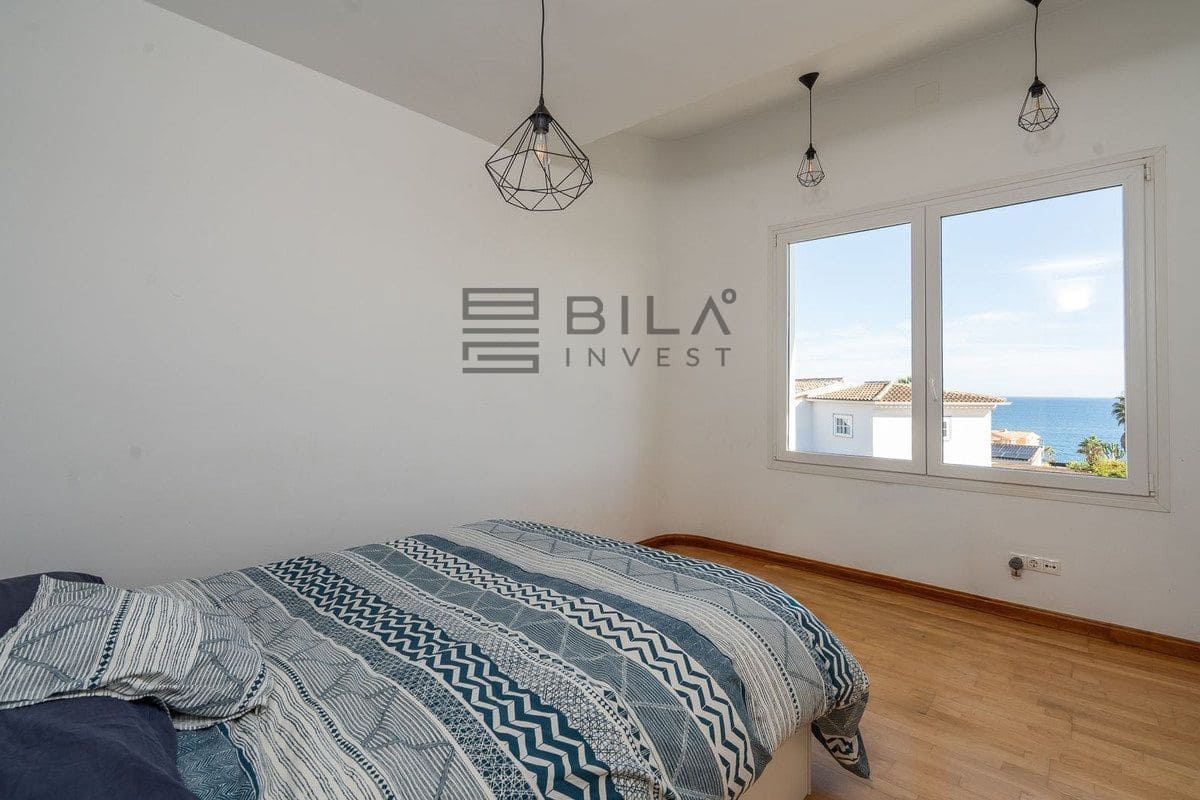 3 sovrum Villa till salu i El Faro med pool garage - 995 000 € (Ref: 9902043)