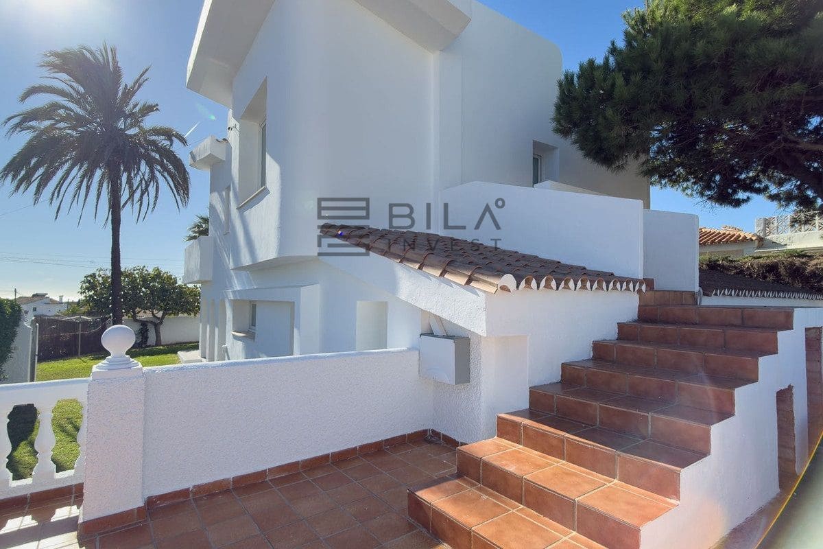 3 sovrum Villa till salu i El Faro med pool garage - 995 000 € (Ref: 9902043)