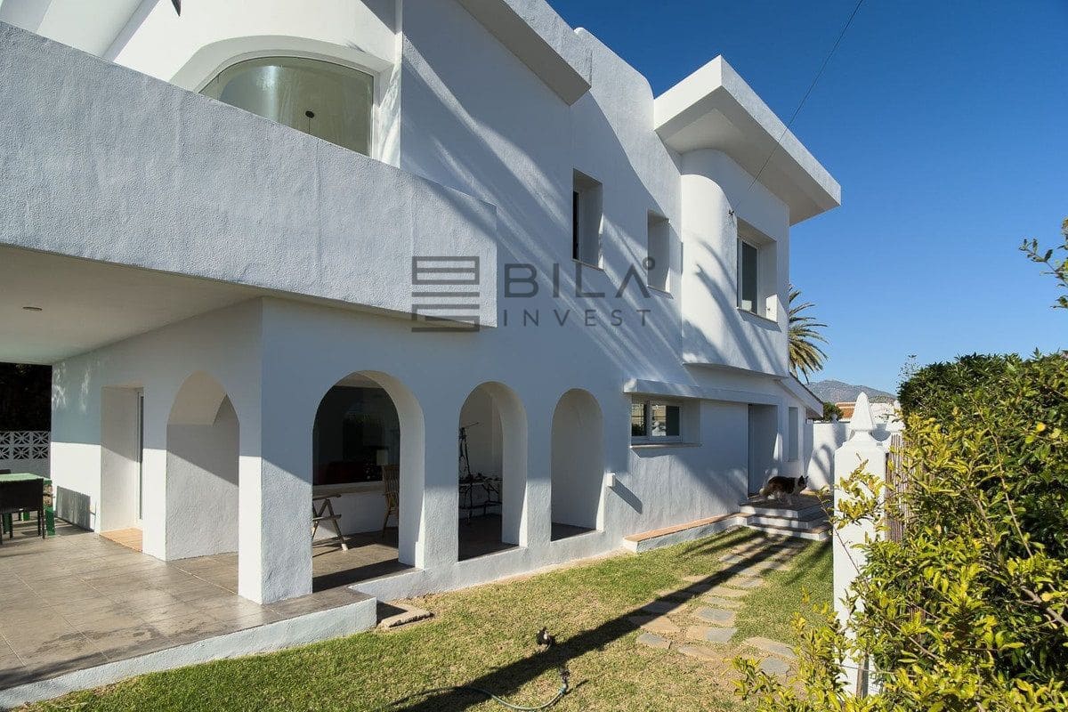 3 sovrum Villa till salu i El Faro med pool garage - 995 000 € (Ref: 9902043)