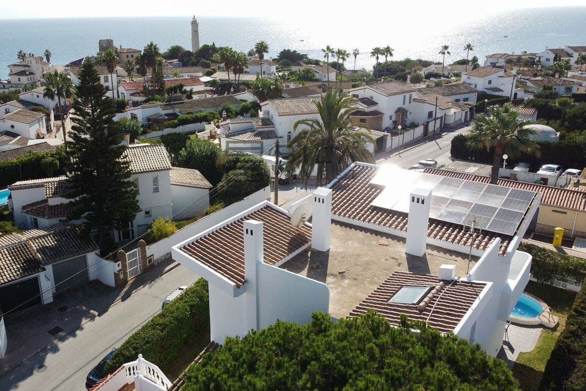 3 sovrum Villa till salu i El Faro med pool garage - 995 000 € (Ref: 9902043)