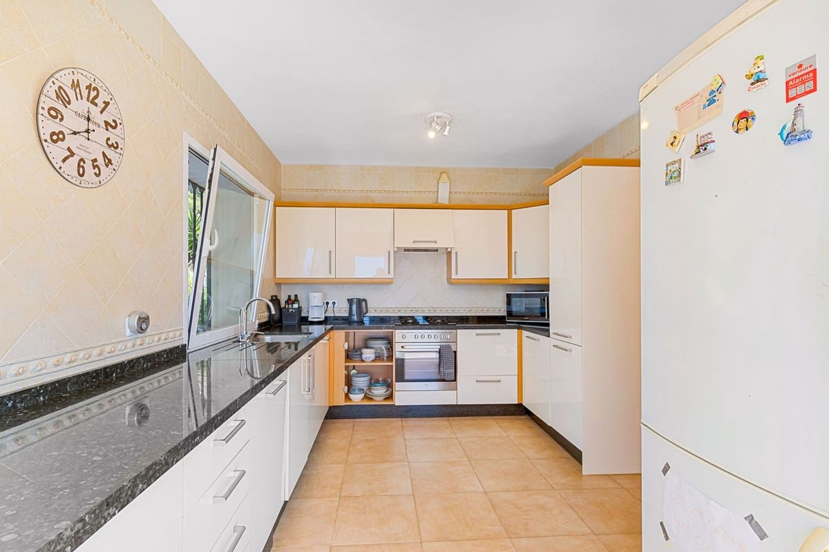 6 Zimmer Villa zu verkaufen in Valtocado mit Pool Garage - 1.397.000 € (Ref: 10100466)