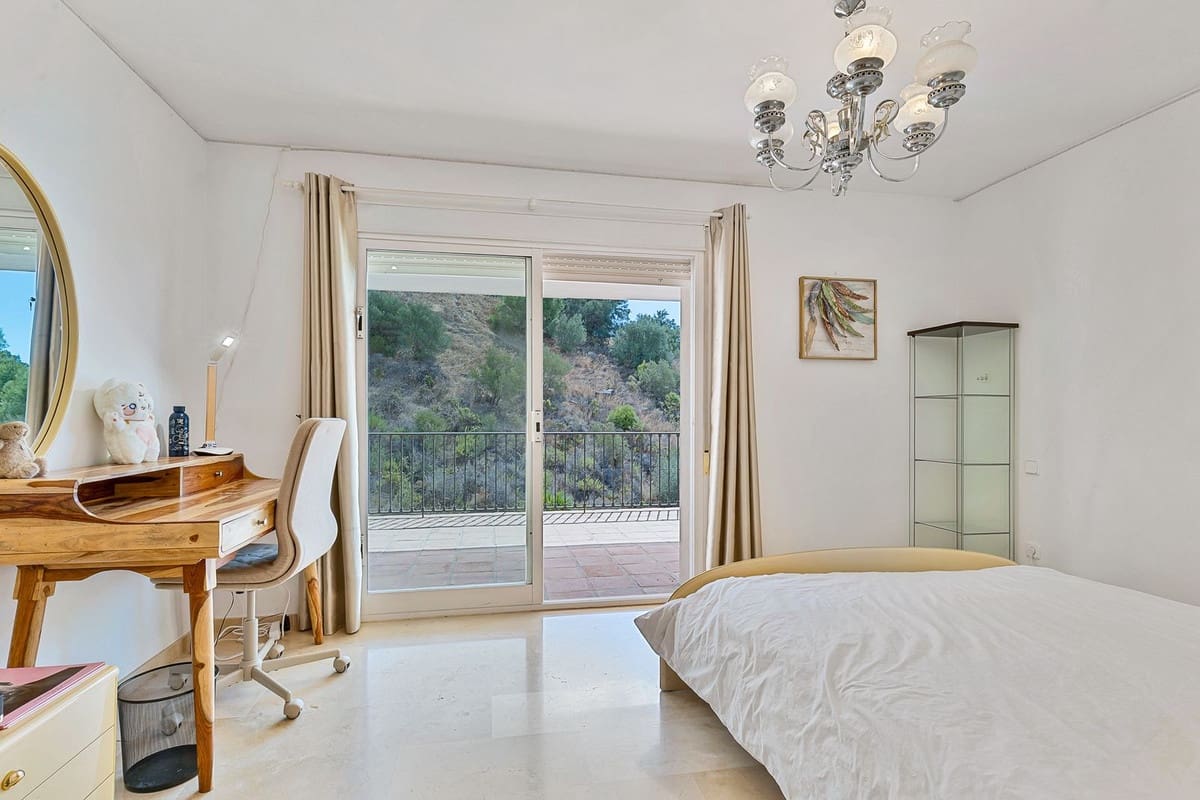 6 Zimmer Villa zu verkaufen in Valtocado mit Pool Garage - 1.397.000 € (Ref: 10100466)