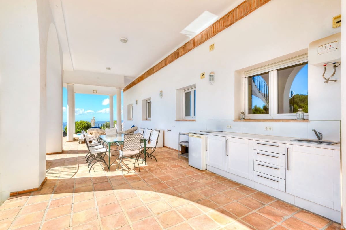 6 Zimmer Villa zu verkaufen in Valtocado mit Pool Garage - 1.397.000 € (Ref: 10100466)