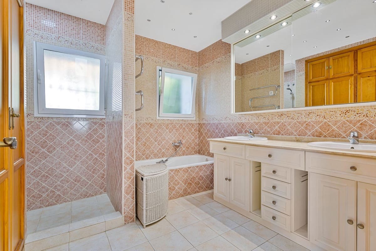 6 Zimmer Villa zu verkaufen in Valtocado mit Pool Garage - 1.397.000 € (Ref: 10100466)