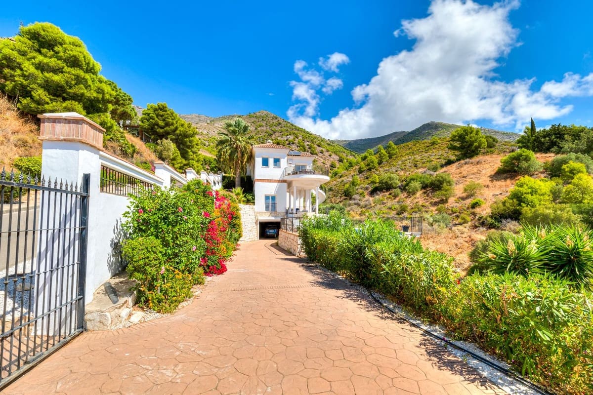 6 Zimmer Villa zu verkaufen in Valtocado mit Pool Garage - 1.397.000 € (Ref: 10100466)