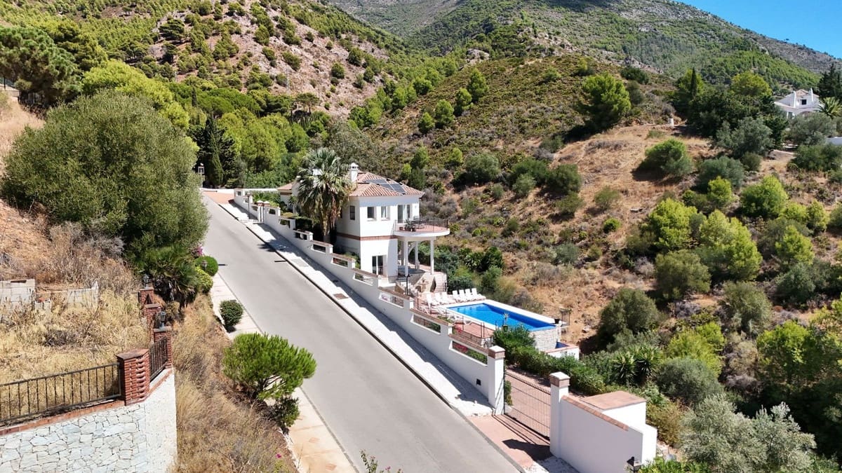 6 Zimmer Villa zu verkaufen in Valtocado mit Pool Garage - 1.397.000 € (Ref: 10100466)
