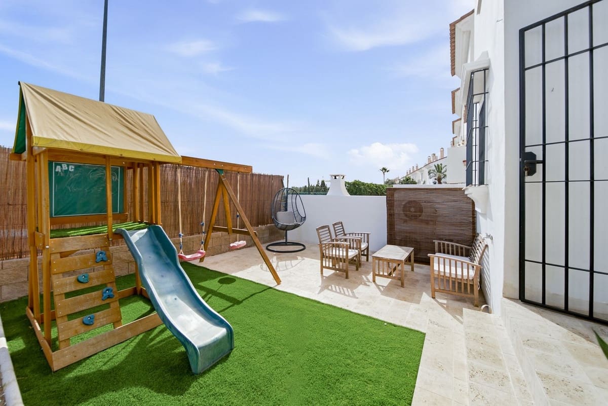 2 soveværelse Byhus til salg i El Chaparral med swimmingpool garage - € 367.000 (Ref: 10153154)