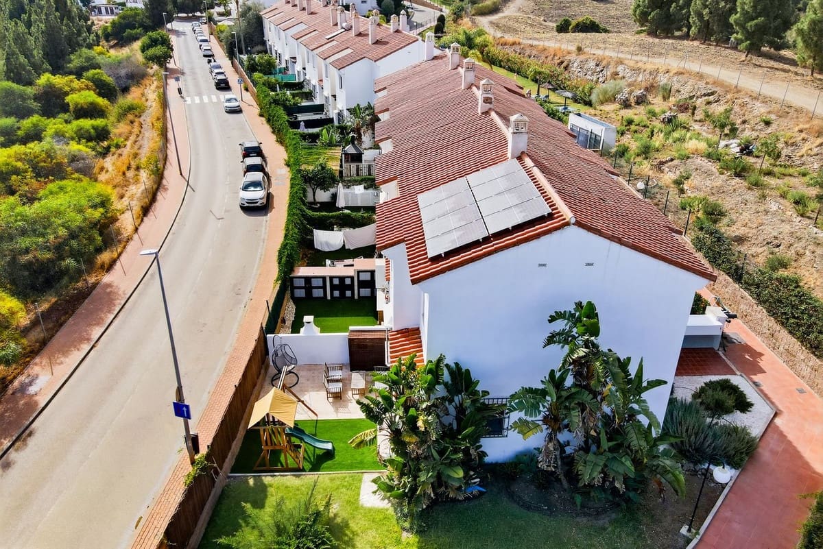 2 soveværelse Byhus til salg i El Chaparral med swimmingpool garage - € 367.000 (Ref: 10153154)