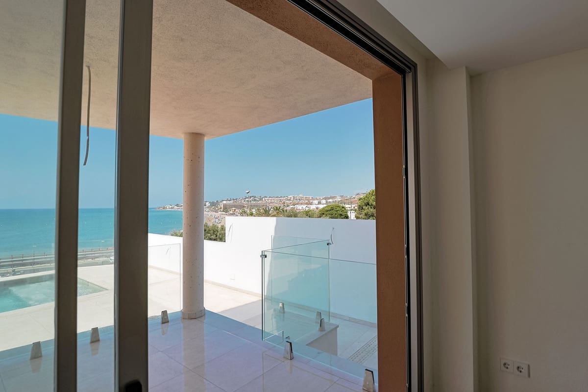 4 soveværelse Villa til salg i La Cala de Mijas med swimmingpool garage - € 2.500.000 (Ref: 10179495)
