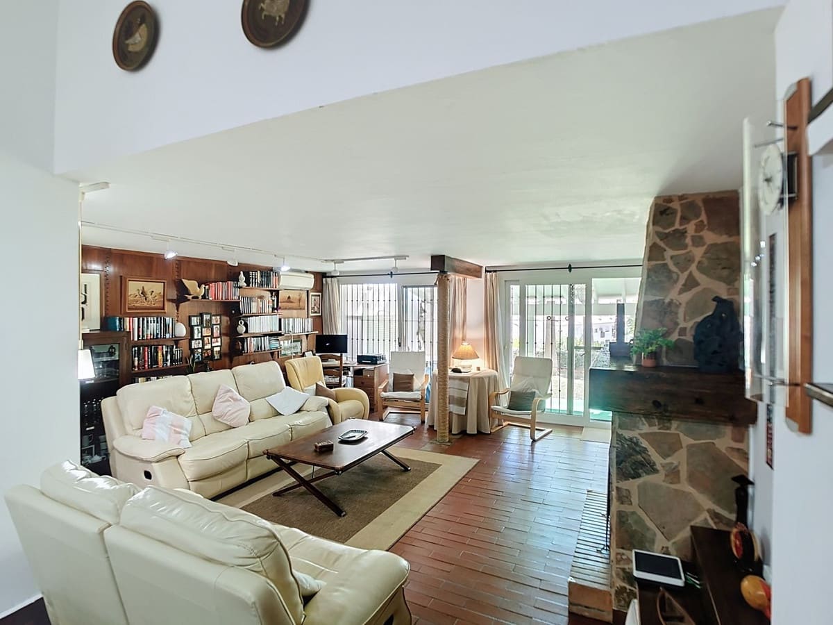4 bedroom Semi-detached Villa for sale in Arroyo de la Miel with pool - € 510,000 (Ref: 9103574)