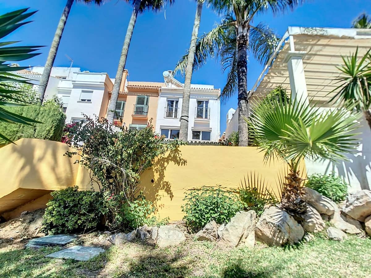4 bedroom Semi-detached Villa for sale in Arroyo de la Miel with pool - € 510,000 (Ref: 9103574)