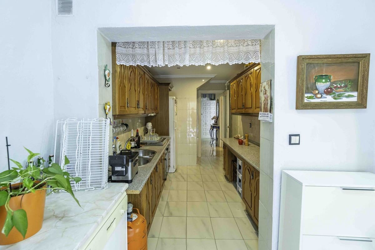 4 makuuhuone Omakotitalo myytävänä paikassa Las Lagunas de Mijas mukana uima-altaan 
autotalli - 398 000 € (Ref: 9255419)