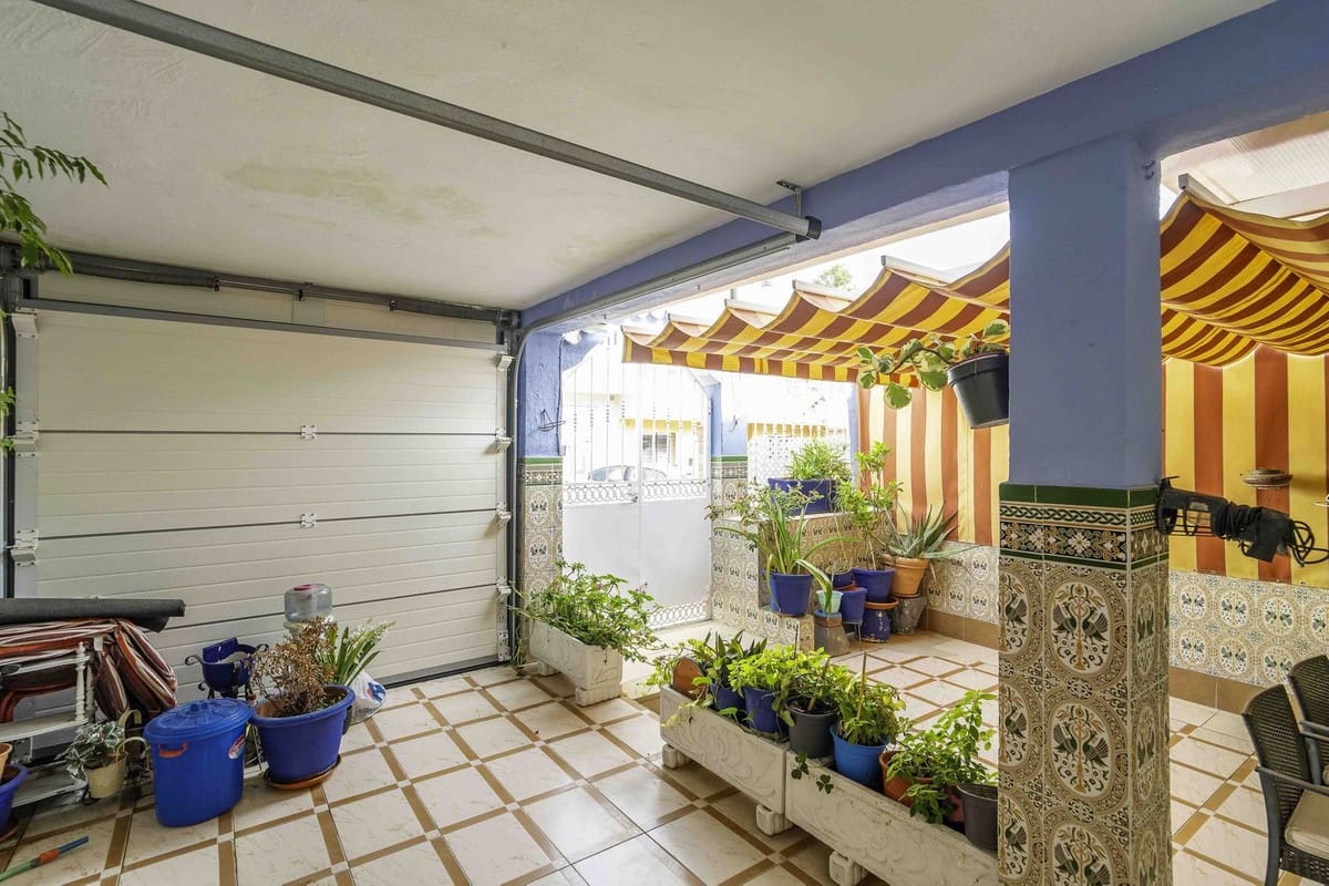 4 makuuhuone Omakotitalo myytävänä paikassa Las Lagunas de Mijas mukana uima-altaan 
autotalli - 398 000 € (Ref: 9255419)