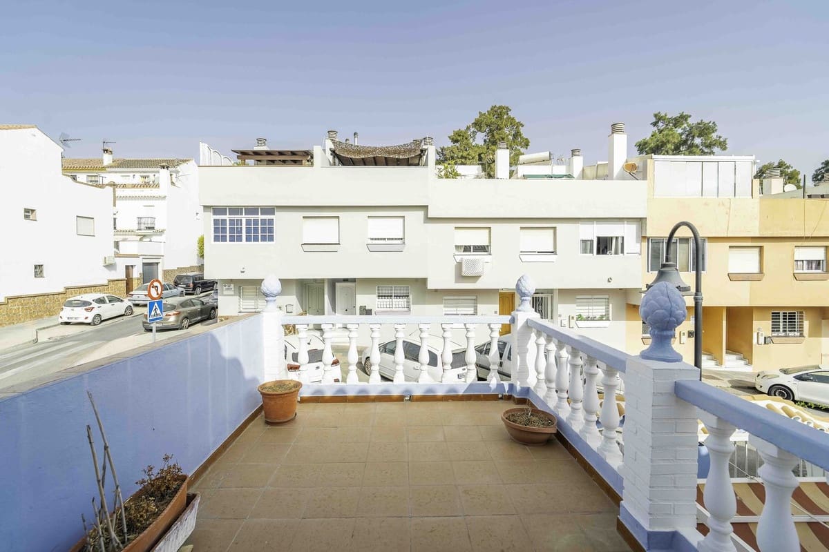 4 makuuhuone Omakotitalo myytävänä paikassa Las Lagunas de Mijas mukana uima-altaan 
autotalli - 398 000 € (Ref: 9255419)