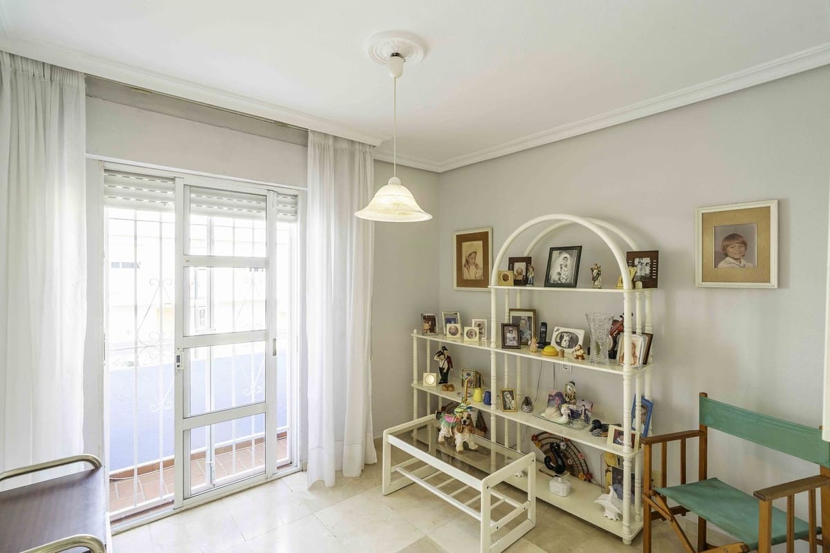 4 makuuhuone Omakotitalo myytävänä paikassa Las Lagunas de Mijas mukana uima-altaan 
autotalli - 398 000 € (Ref: 9255419)