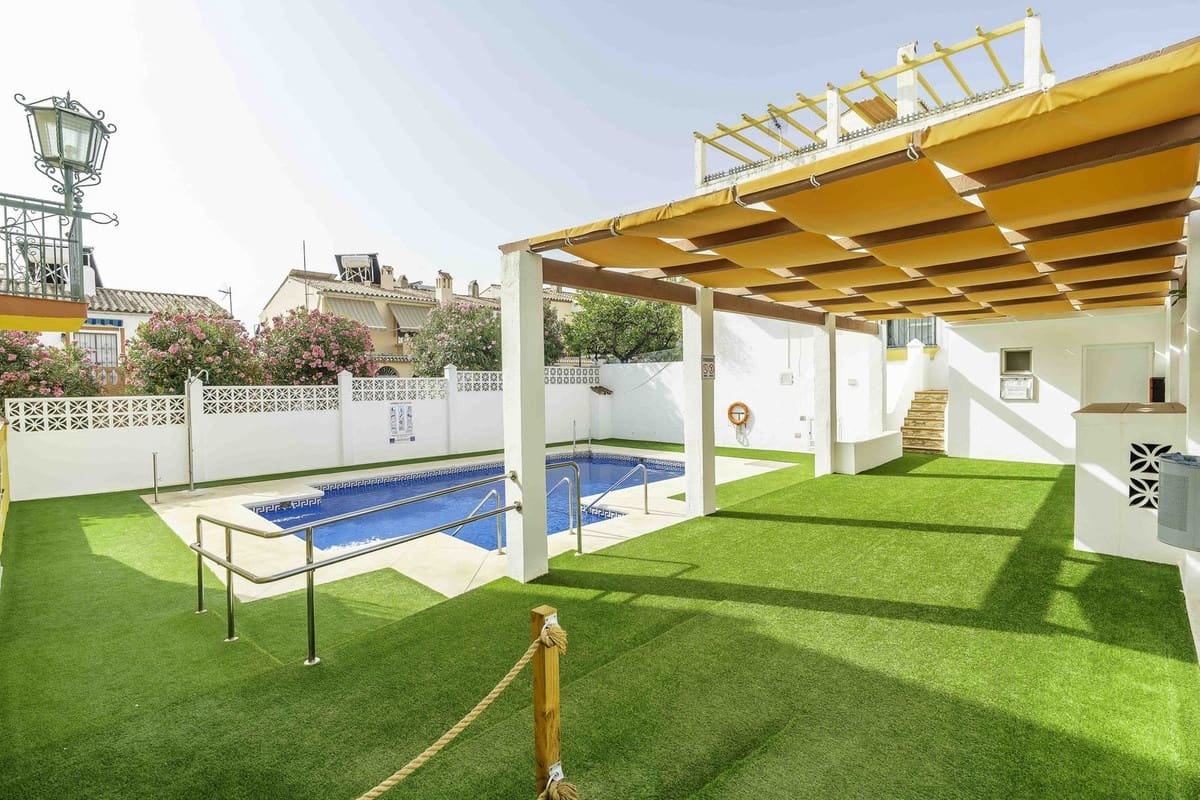 4 makuuhuone Omakotitalo myytävänä paikassa Las Lagunas de Mijas mukana uima-altaan 
autotalli - 398 000 € (Ref: 9255419)