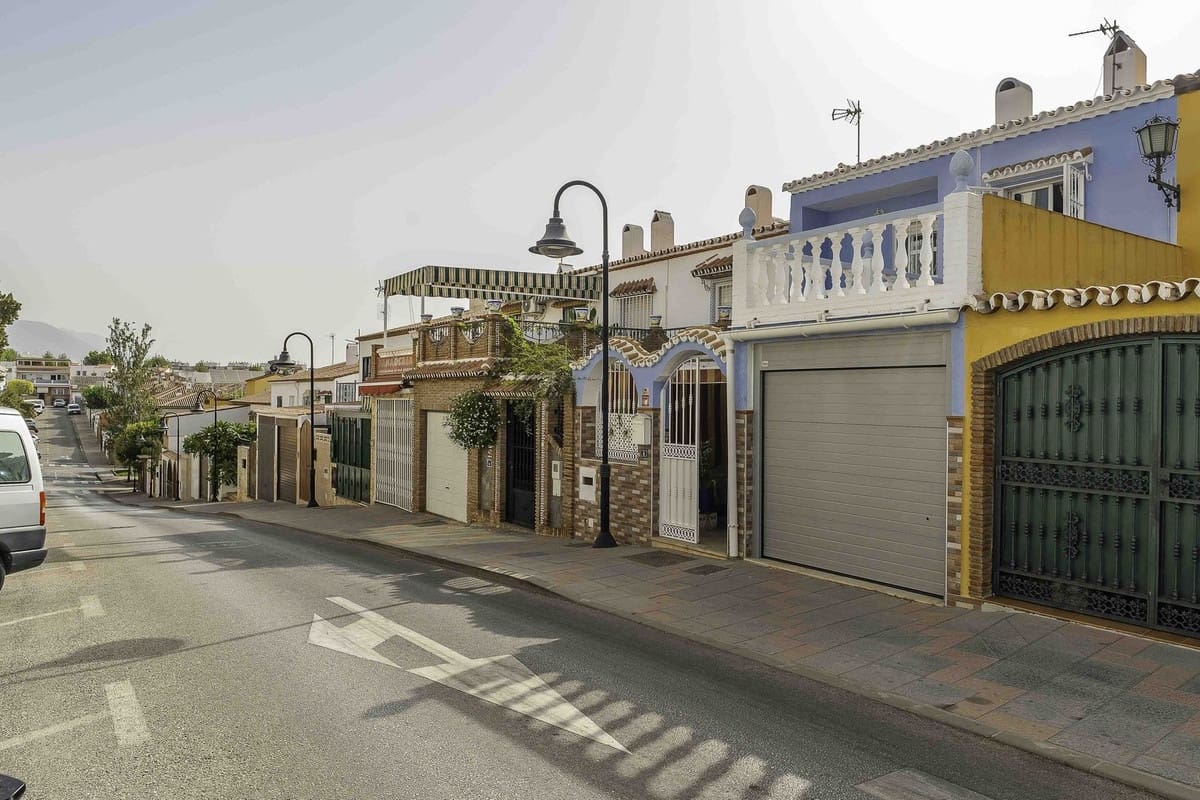 4 makuuhuone Omakotitalo myytävänä paikassa Las Lagunas de Mijas mukana uima-altaan 
autotalli - 398 000 € (Ref: 9255419)