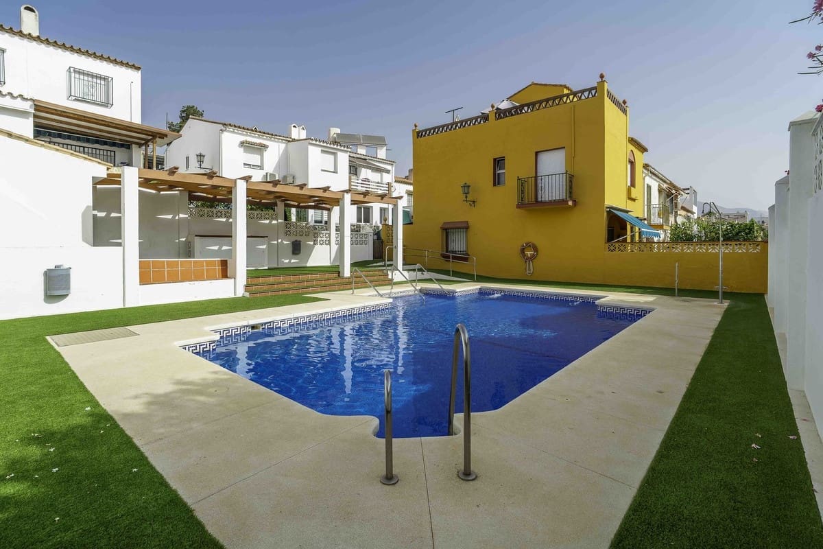 4 makuuhuone Omakotitalo myytävänä paikassa Las Lagunas de Mijas mukana uima-altaan 
autotalli - 398 000 € (Ref: 9255419)