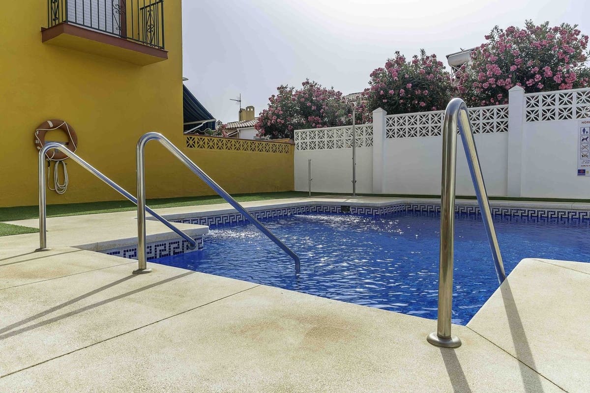 4 makuuhuone Omakotitalo myytävänä paikassa Las Lagunas de Mijas mukana uima-altaan 
autotalli - 398 000 € (Ref: 9255419)