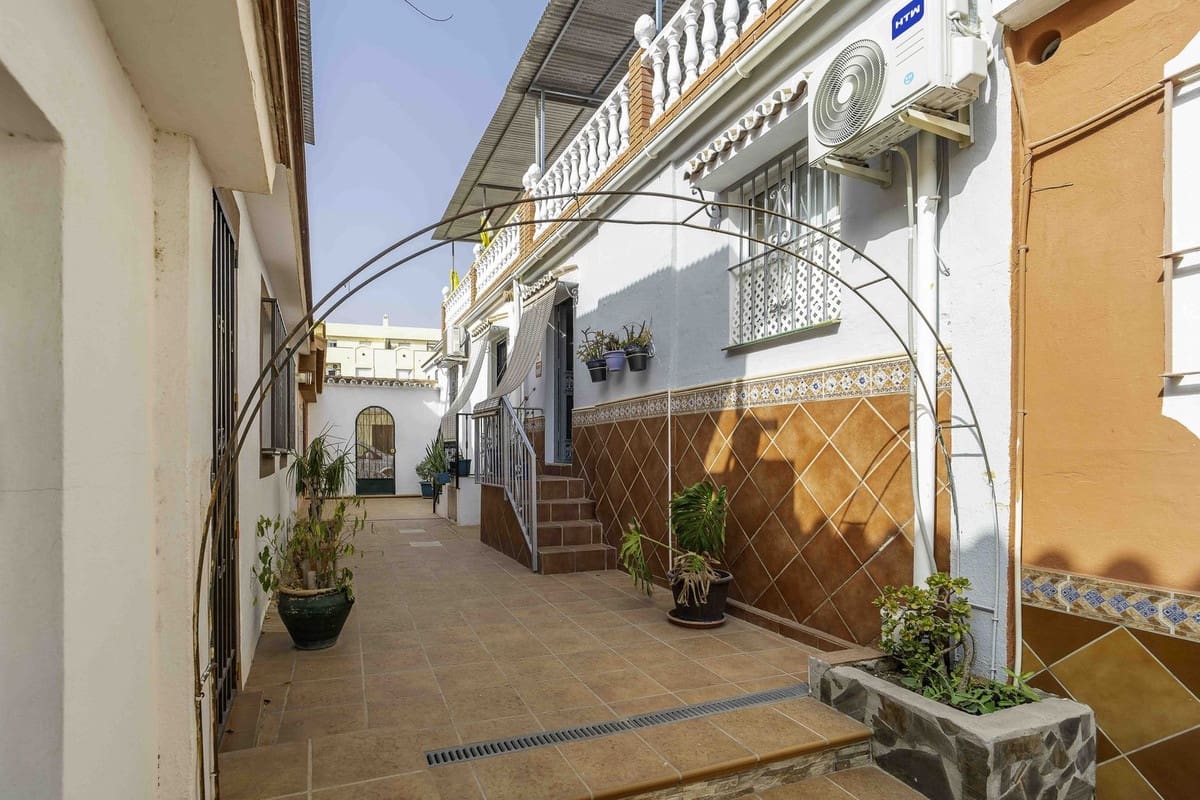 4 makuuhuone Omakotitalo myytävänä paikassa Las Lagunas de Mijas mukana uima-altaan 
autotalli - 398 000 € (Ref: 9255419)