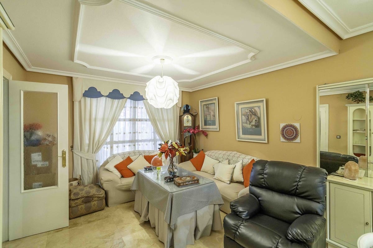 4 makuuhuone Omakotitalo myytävänä paikassa Las Lagunas de Mijas mukana uima-altaan 
autotalli - 398 000 € (Ref: 9255419)