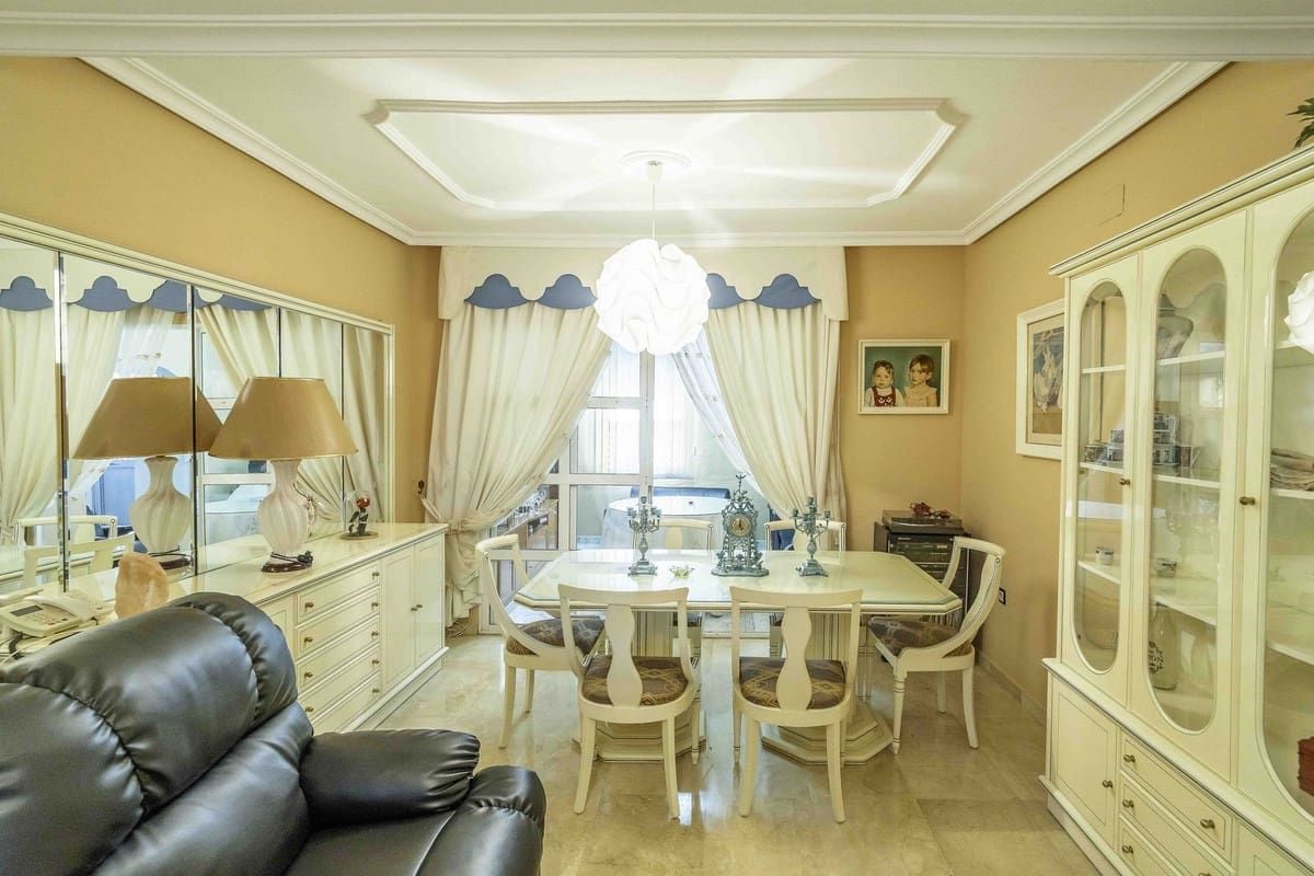 4 makuuhuone Omakotitalo myytävänä paikassa Las Lagunas de Mijas mukana uima-altaan 
autotalli - 398 000 € (Ref: 9255419)