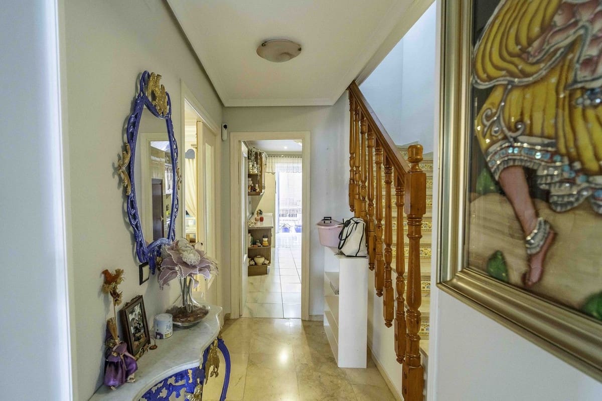 4 makuuhuone Omakotitalo myytävänä paikassa Las Lagunas de Mijas mukana uima-altaan 
autotalli - 398 000 € (Ref: 9255419)