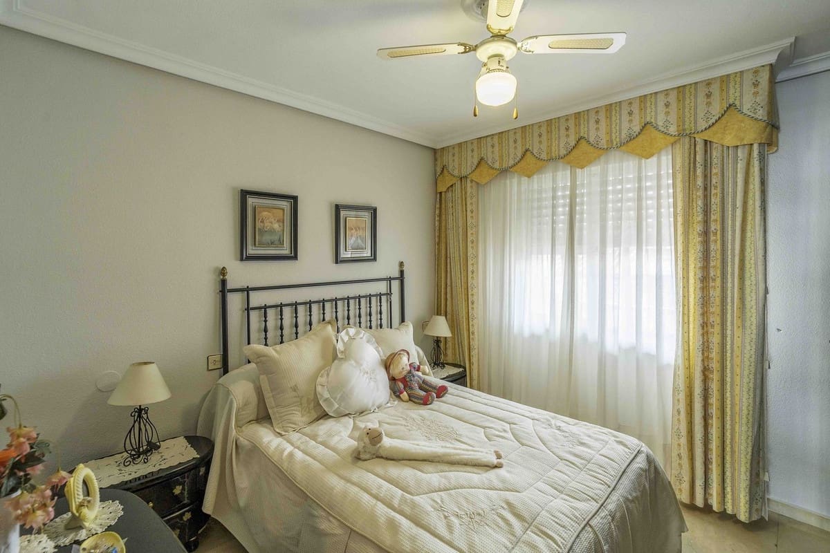 4 makuuhuone Omakotitalo myytävänä paikassa Las Lagunas de Mijas mukana uima-altaan 
autotalli - 398 000 € (Ref: 9255419)